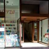 Per accedere agli uffici entriamo dal portone accanto all�ingresso della libreria, quindi saliamo al primo piano